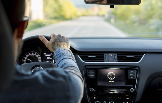 interiör från en bil med chafför och vy framåt